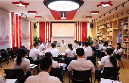 覃振華參加所在支部黨員大會